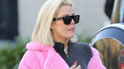 Khloe w różowym futrze i sexy kozakach  – niech Tristan patrzy, co stracił! (ZDJĘCIA)