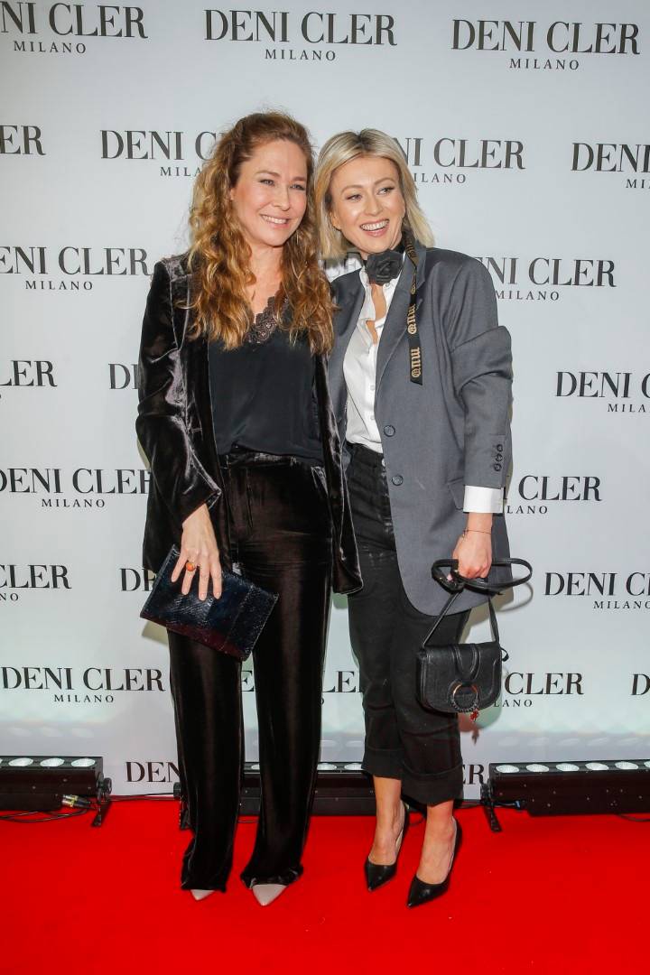 Pokaz Deni Cler: Joanna Racewicz CAŁUJE SIĘ z Małgorzatą Ohme niczym Madonna z Britney Spears!