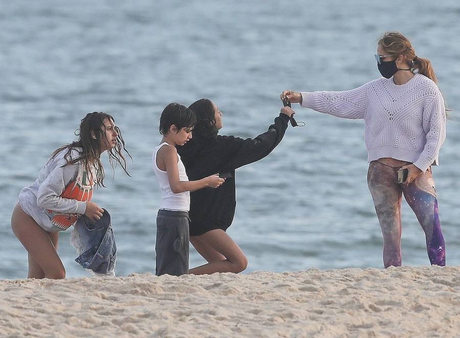 Jennifer Lopez na plaży z dziećmi