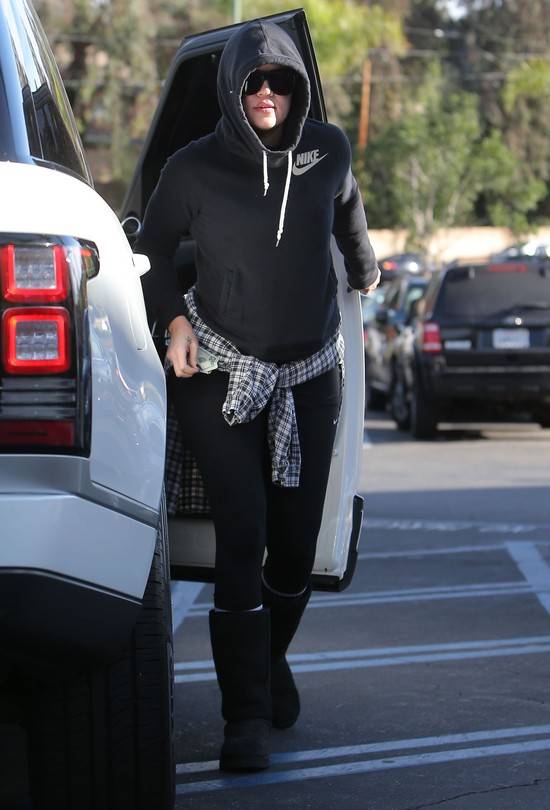 Khloe Kardashian w dresie i pełnym makijażu