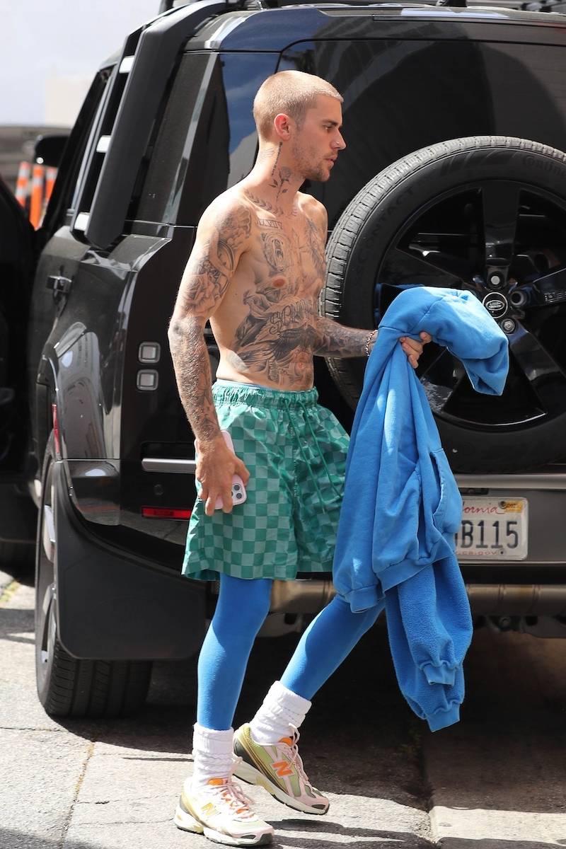 Półnagi Justin Bieber paraduje do przychodni. Jego mina mówi wszystko… (FOTO)