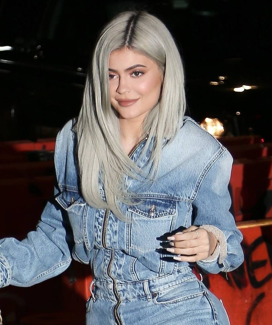 Kylie Jenner ściśnięta w talii jak OSA