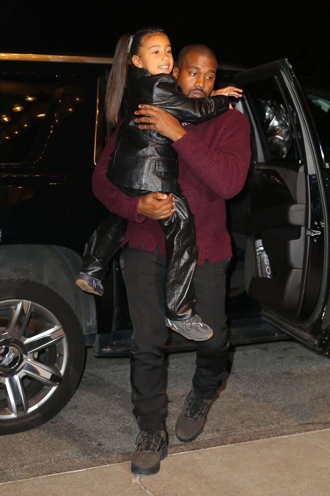 Kanye West trzyma córkę North na rękach. 