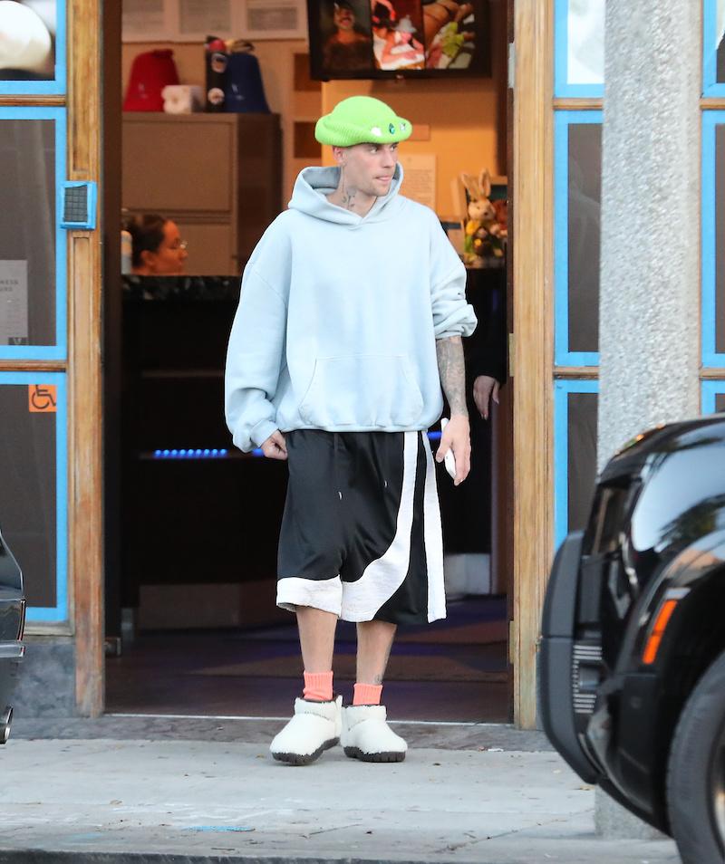 Justin Bieber przyłapany w nietypowym stroju po wyjściu ze spa. Artysta przerwał milczenie: „Czuję się jak oszust”