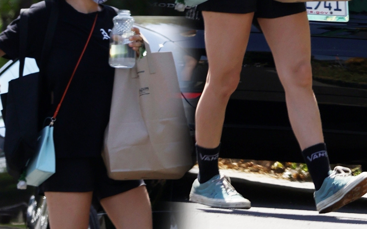 Dziewczyna (?) Brada Pitta wraca obładowana z zakupów (ZDJĘCIA)