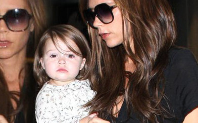 Victoria Beckham z córeczką na lotnisku (FOTO)