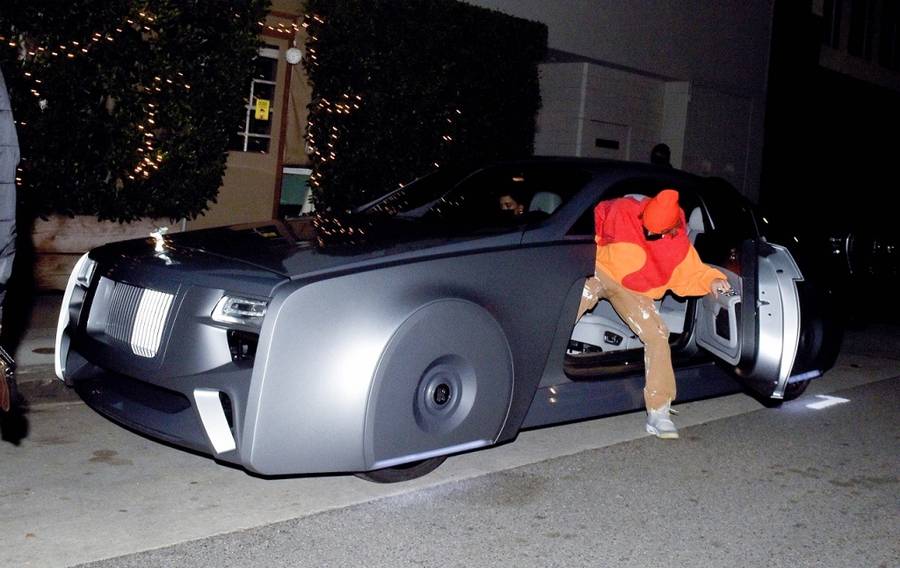 Justin Bieber wysiada z nowego Rolls Royce'a.