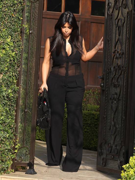 Kim Kardashian w za długich spodniach