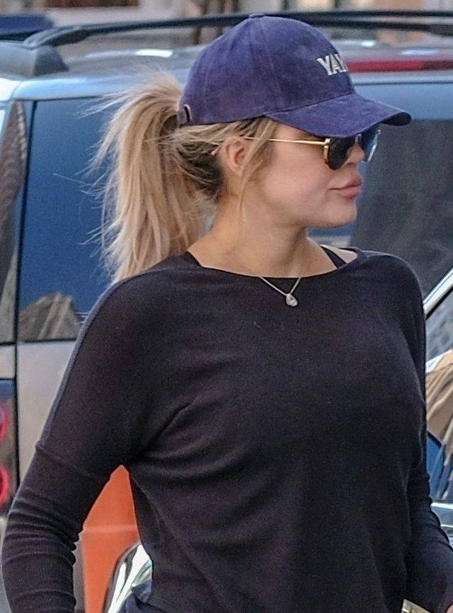 Khloe Kardashian ukrywa swoje POCIĄŻOWE kształty (ZDJĘCIA)