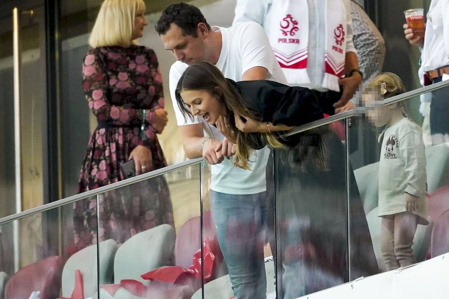 Anna Lewandowska prezentuje szereg min podczas kibicowania z Klarą (ZDJĘCIA)
