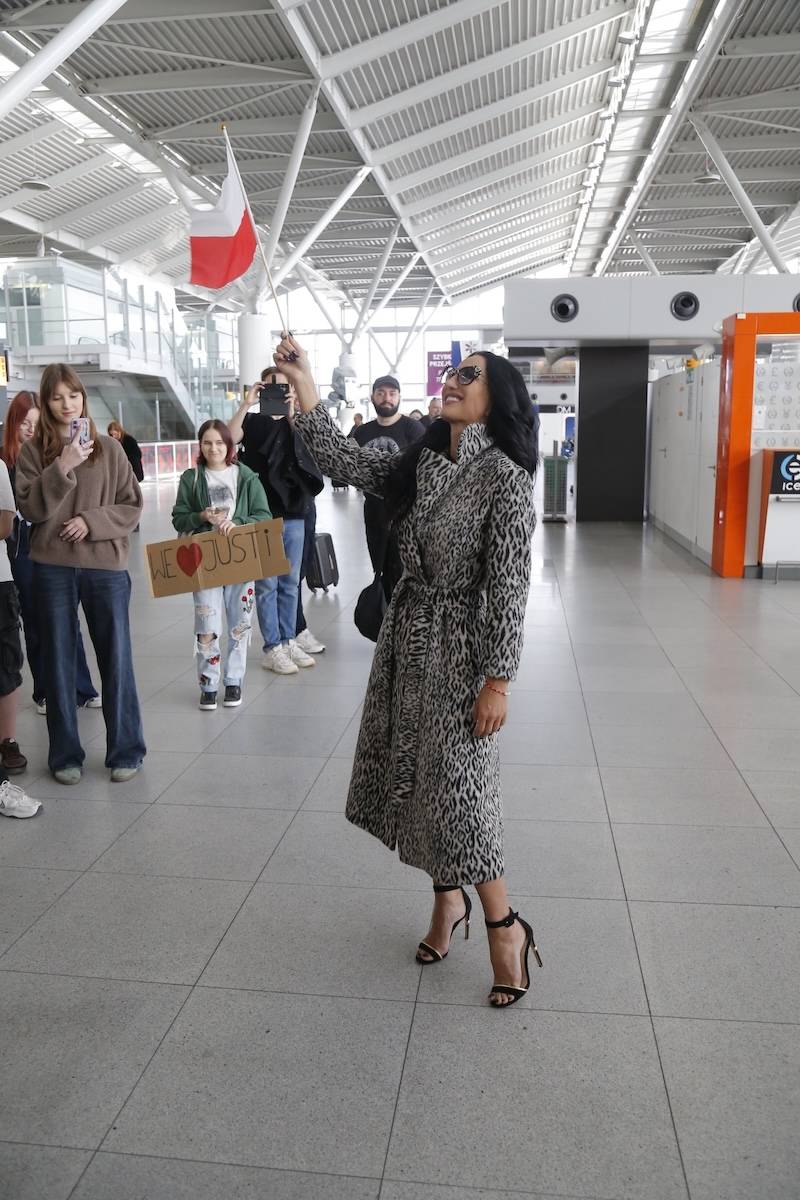 Powrót Królowej! Steczkowska wyrusza na Eurowizję po 30 latach. Na lotnisku w szpilkach…