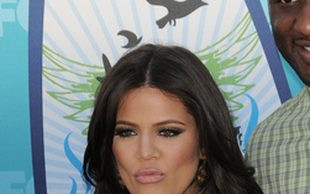 Khloe Kardashian błyska biustem (FOTO)