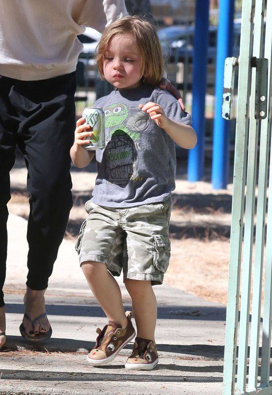 Vivienne i Knox Jolie-Pitt w parku