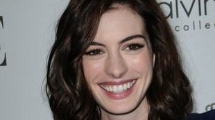 Anne Hathaway zagra królową