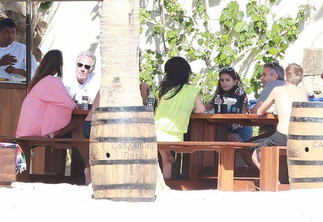 Amal i George Clooney z rodzinką Cindy Crawford na urlopie