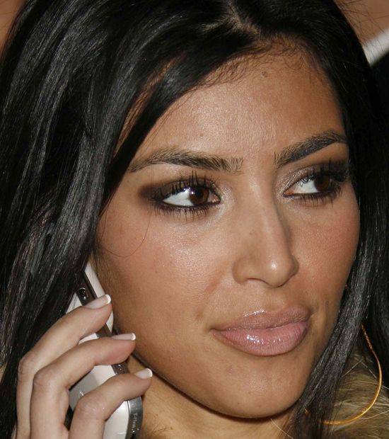 Wędrówka ust po twarzy Kim Kardashian