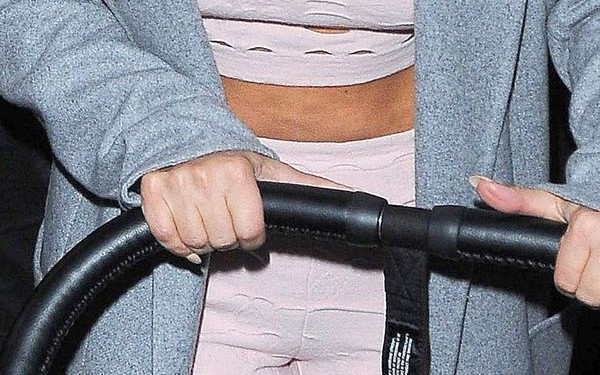 Kim Kardashian w Paryżu pokazuje (nie taki idealny) brzuch