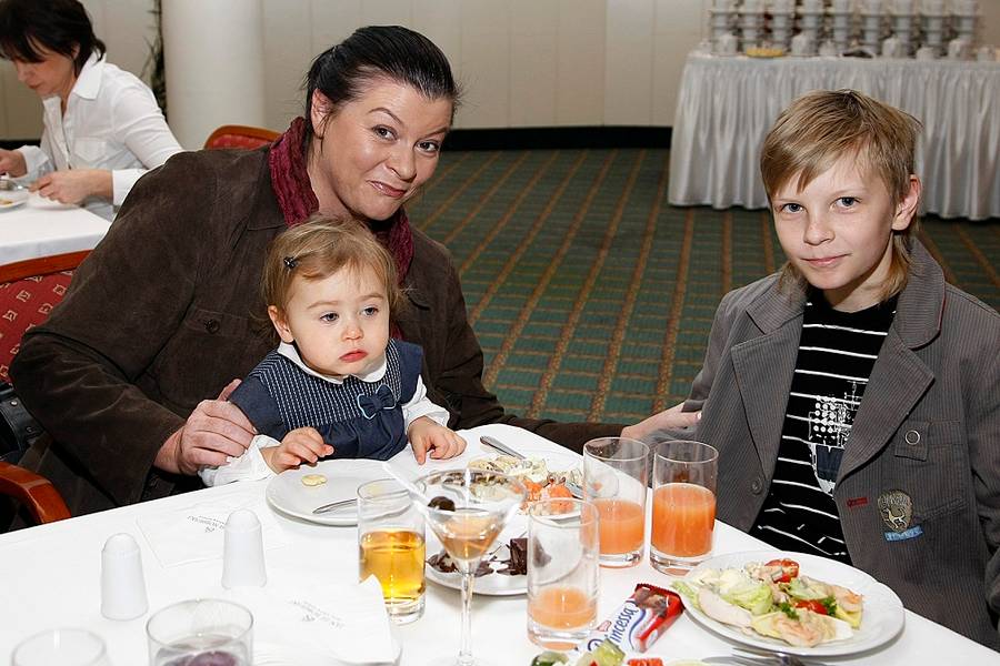 Była “żelazną damą” rynku muzycznego. Zniknęła w atmosferze skandalu. Co teraz robi Katarzyna Kanclerz?