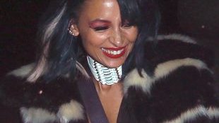 Która celebrytka karmi swoje psy… piersiami?