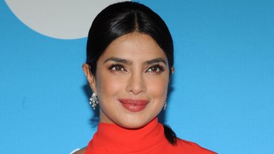 Priyanka Chopra powinna dać Kim Kardashian kilka lekcji stylu – w tej czerwonej sukience wyglądała jak milion dolarów (ZDJĘCIA)