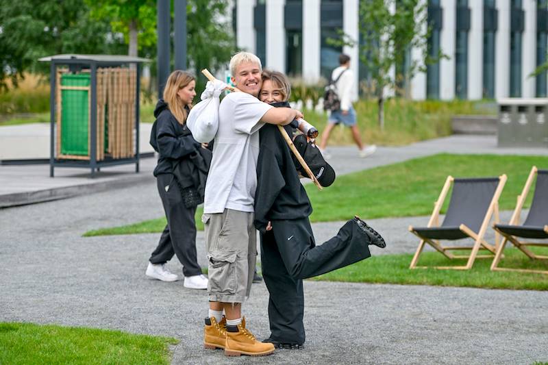 Xavier Wiśniewski zaangażował całą rodzinę do teledysku. Co tam się działo… (ZDJĘCIA)