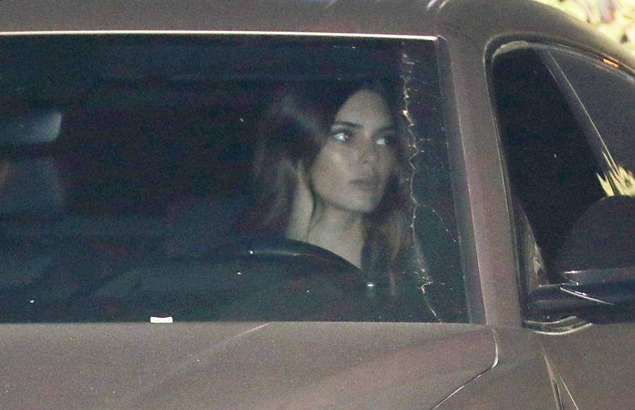 Kendall Jenner w samochodzie.