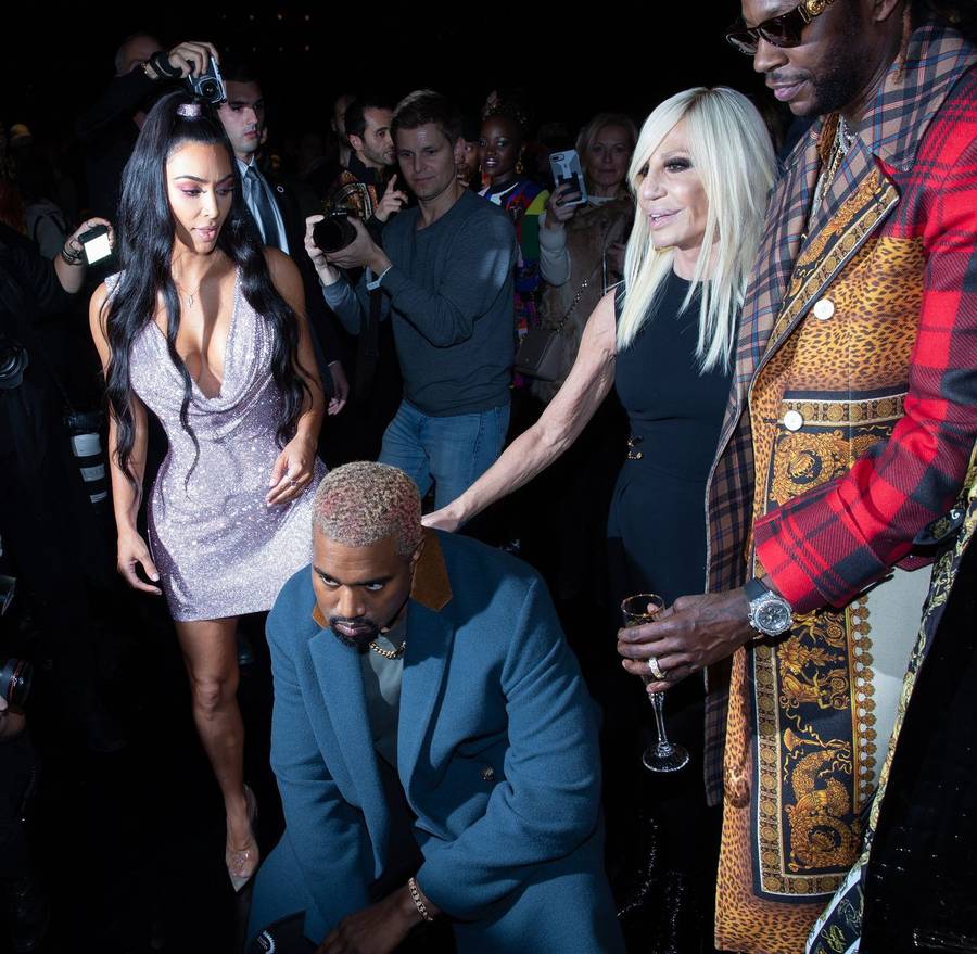 Kim Kardashian na pokazie VERSACE w liliowej SEXY mini