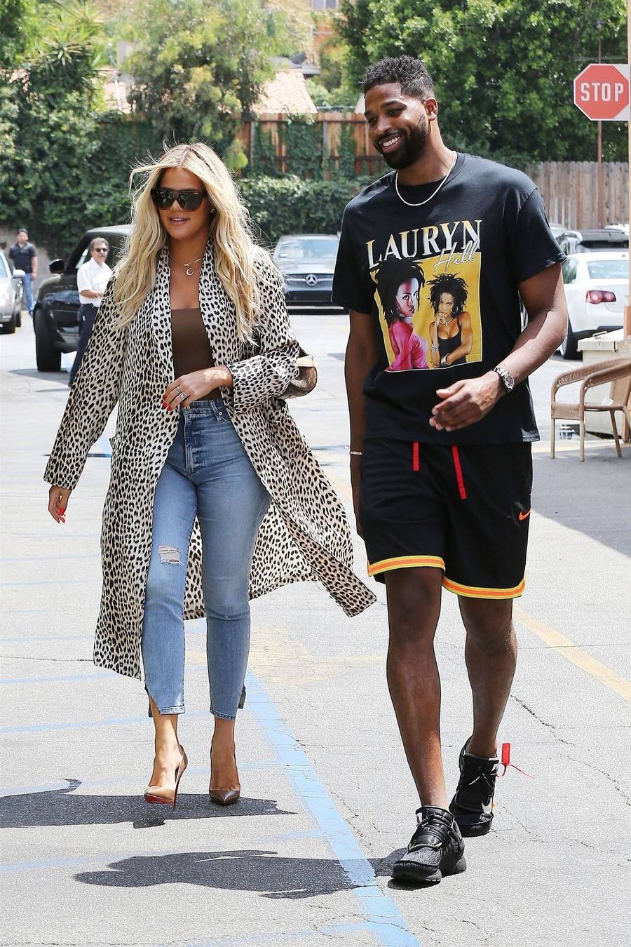 Khloe w płaszczu w PANTERKĘ na lunchu z Tristanem