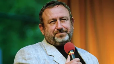 Dawno niewidziany Tadeusz Drozda przed studiem TVN. Tak dziś wygląda ulubieniec widzów