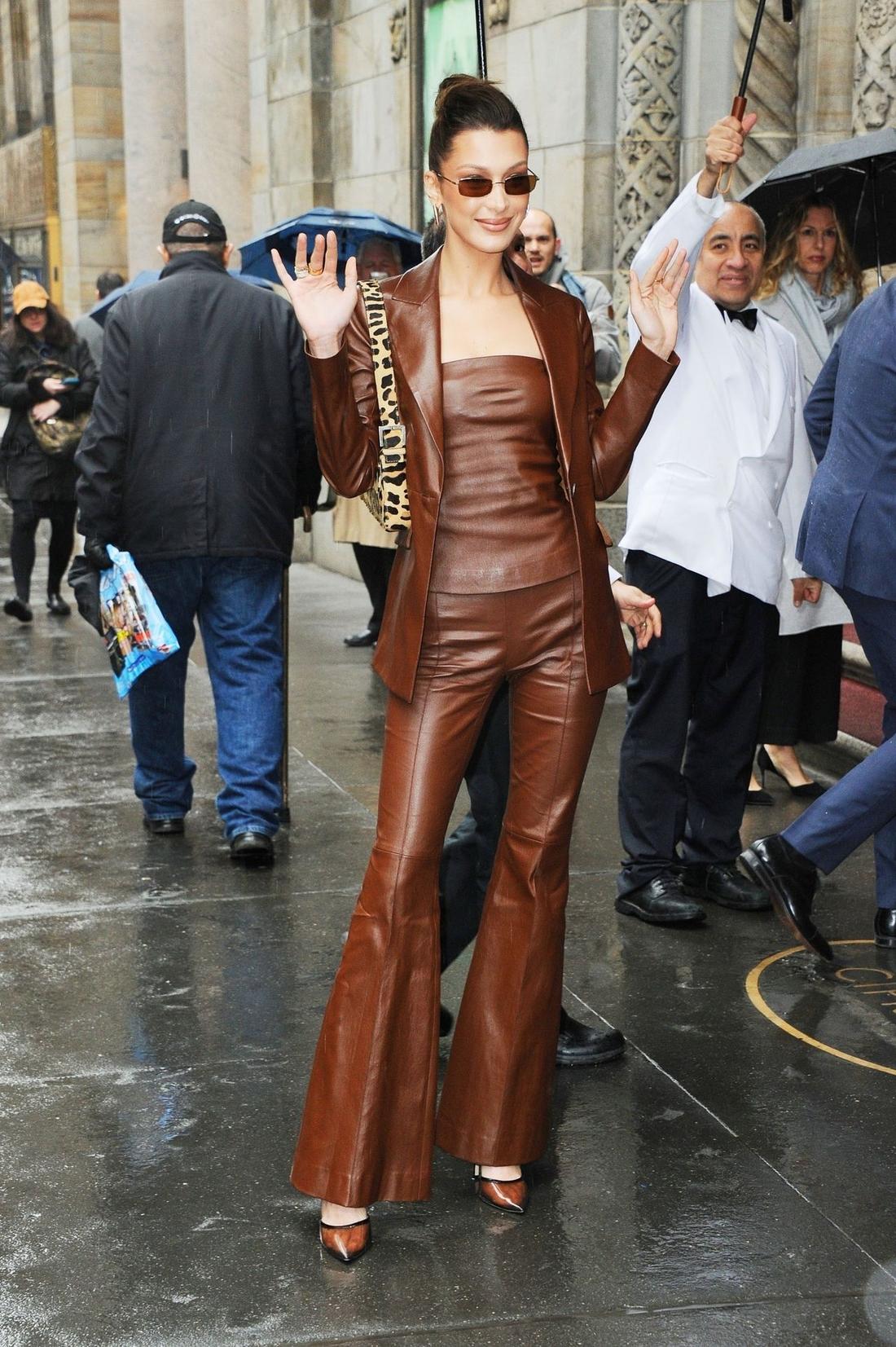 Bella Hadid w skórzanej stylizacji. 