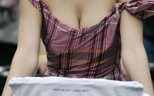 Kelly Brook: Rozpraszam ludzi wielkimi piersiami (FOTO)