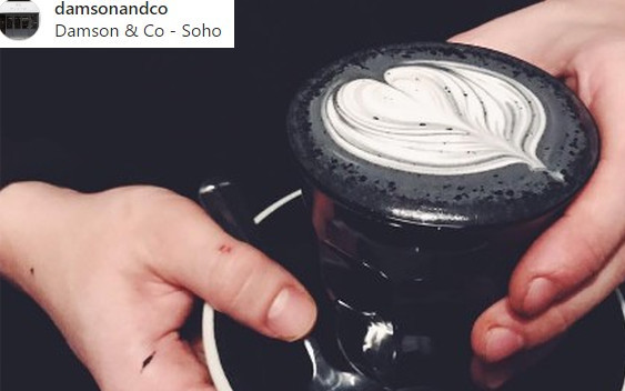 Picie zwykłego Latte stało się niemodne. Teraz Pije się Charcoal Latte