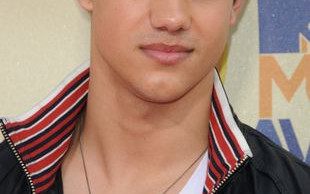 Taylor Lautner – słodkie ciasteczko  w czerni