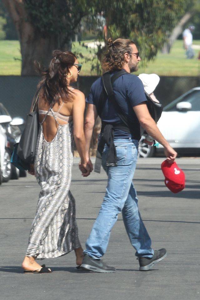 Bradley Cooper i Irina Shayk na spacerze z płaczącą córeczką