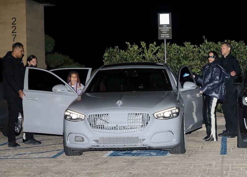 North West stroi miny do paparazzi. Wybrała się z mamą na kolację (ZDJĘCIA)