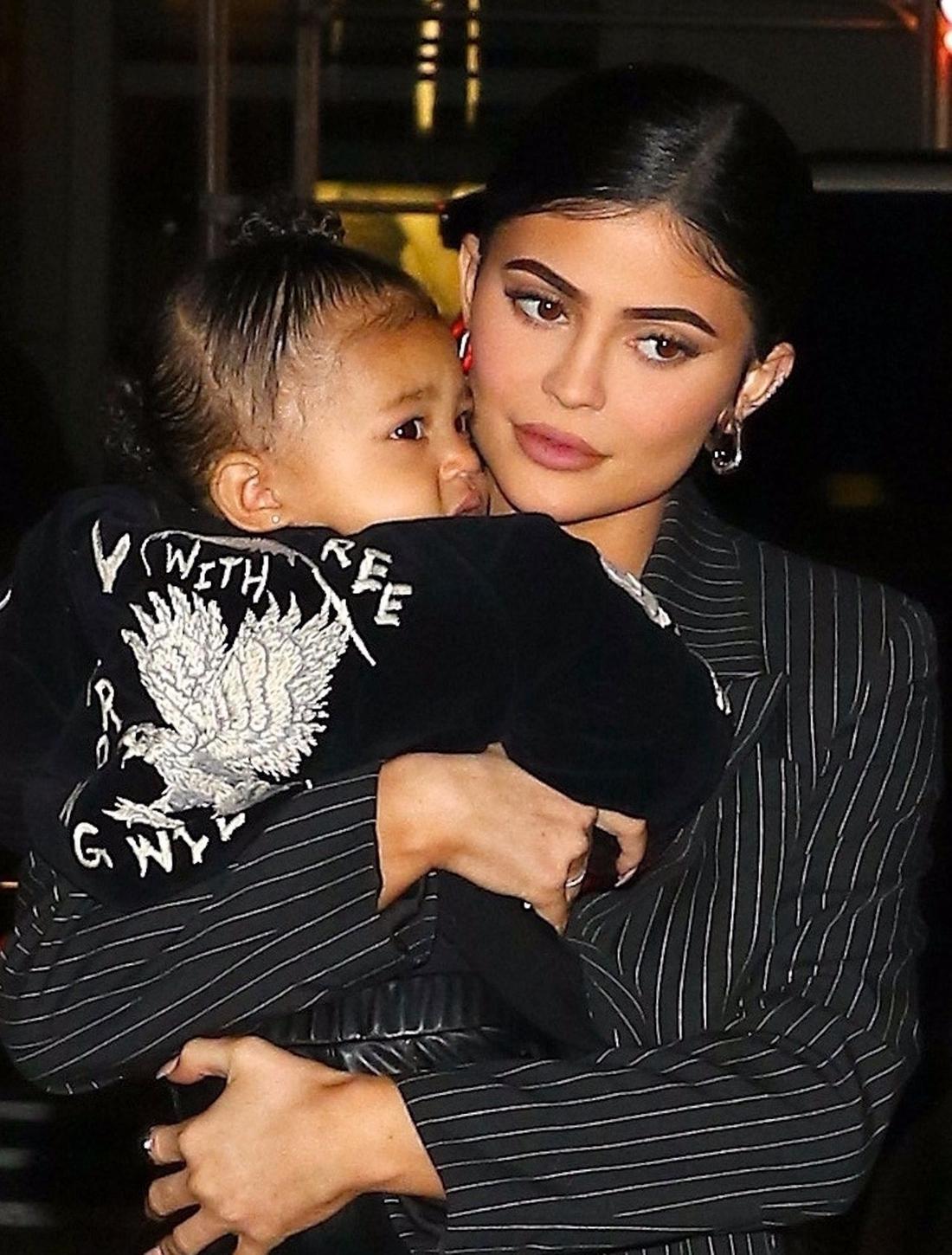 Kylie Jenner pokazała, co ma w torebce. Elegancka Kylie Jenner trzyma Stormi na rękach.