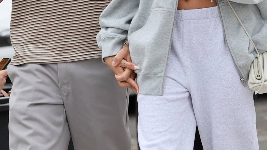 Justin Bieber i Hailey Bieber idą za rękę