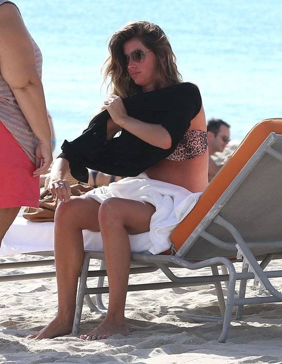 Gisele Bundchen w ciąży, na plaży w bikini