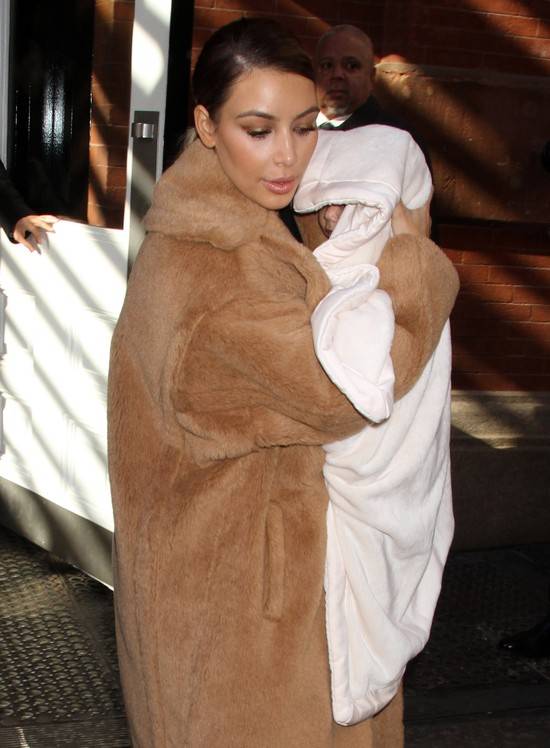 Wydekoltowana Kim Kardashian z małą Nori