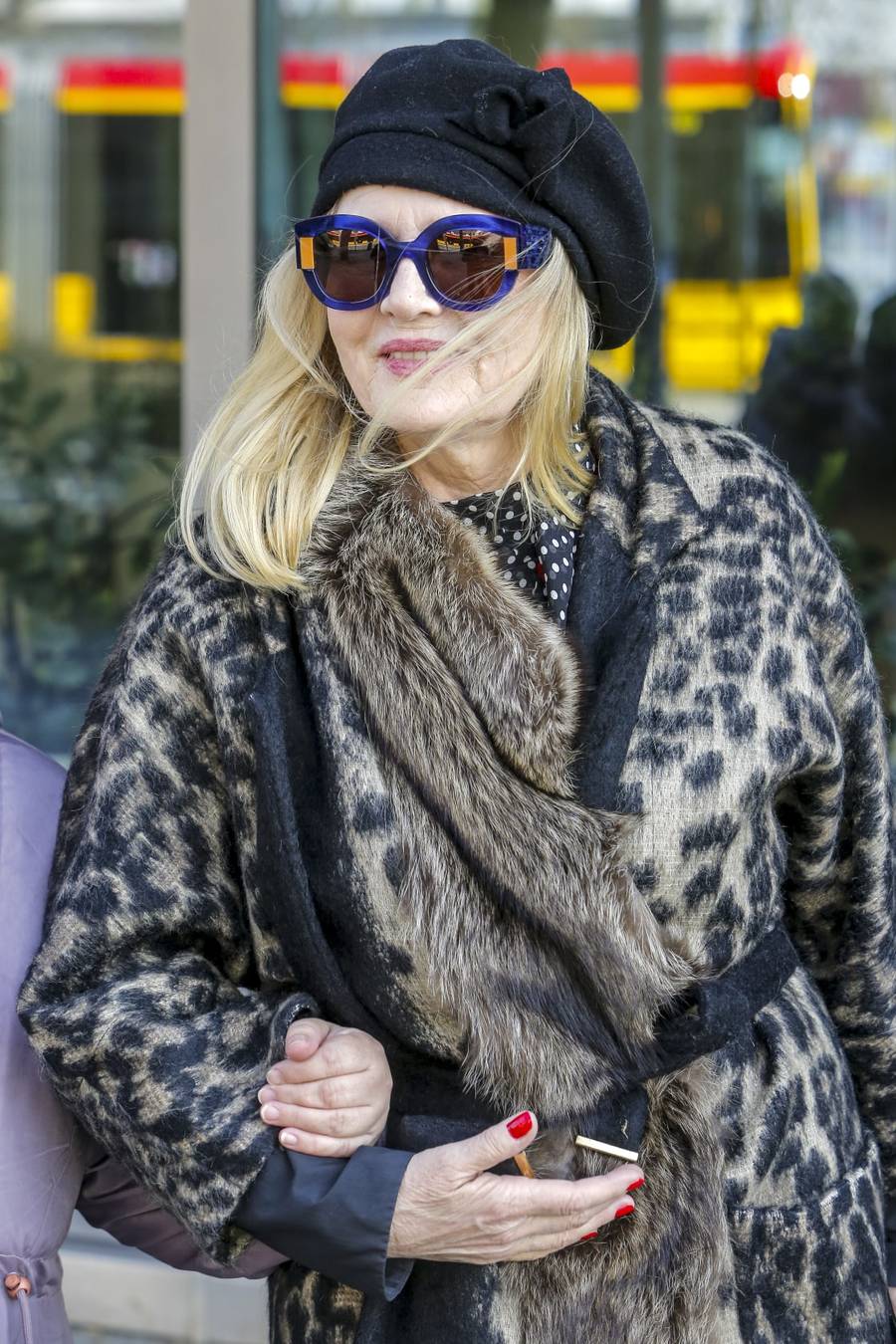 Grażyna Szapołowska w panterkowym futrze mknie do “DDTVN”! Zachwyciła wyeksponowanymi nogami (FOTO)