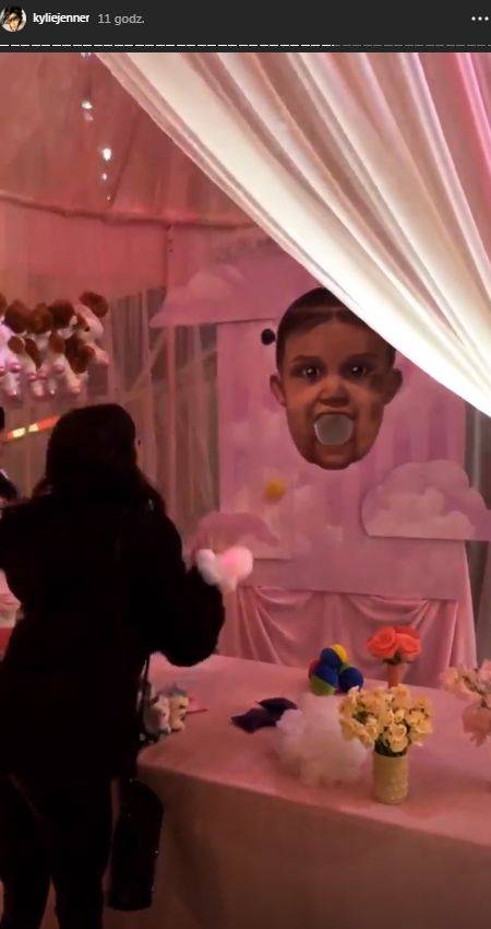 Totalny PRZEPYCH na 1. urodzinach córeczki Kylie Jenner – wesołe miasteczko ze sklepami