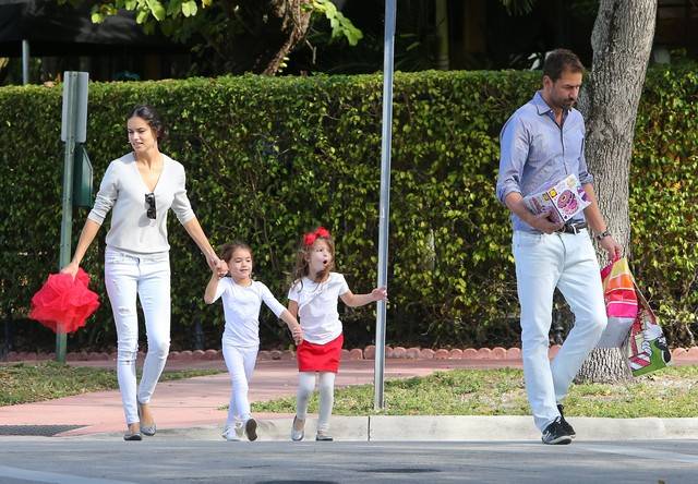 Adriana Lima z córeczkami i mężem