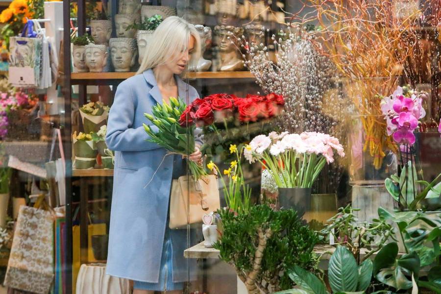 Magdalena Ogórek przyłapana przez paparazzi. Co dziś robi niedoszła pani prezydent i była gwiazda TVPiS? (FOTO)