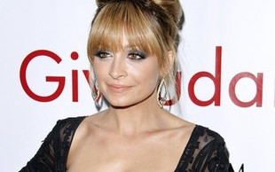 Nicole Richie wystroiła się jak na studniówkę (FOTO)