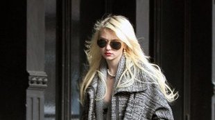 Momsen w pończochach i gorsecie przed studio Lettermana