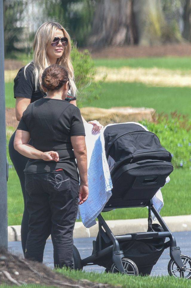 PIERWSZE zdjęcia Khloe Kardashian na spacerze z córką