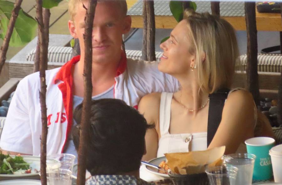 Cody Simpson obejmuje nową dziewczynę w restauracji.