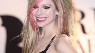 Avril Lavigne szaleje z fryzurą (FOTO)