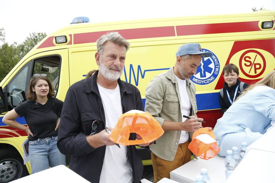 Ogromne emocje na zlocie fanów serialu “Na sygnale”! W uroczym różu Monika Mazur, cały na biało Dariusz Wieteska…