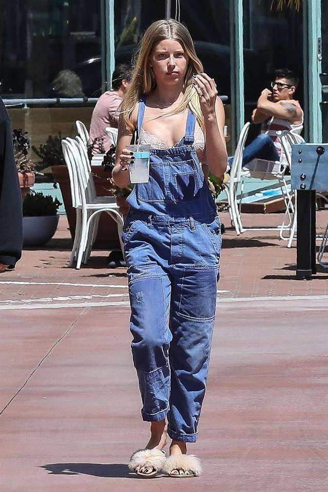 Stanik i ogrodniczki?! Tylko ONA mogła się tak ubrać!